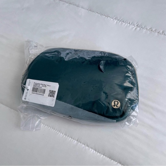 Lululemon Everywhere Belt Bag Velour Green Jasper and Gold 1L - Picture 5 of 9